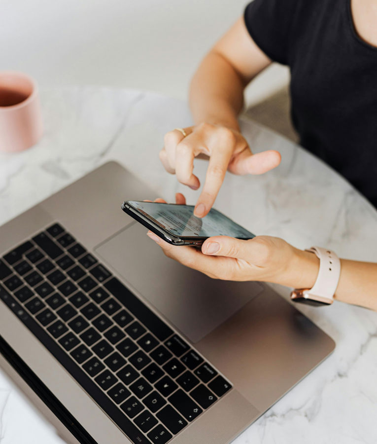 Ekspert tilpasser brugeradgangsrettigheder på en bærbar computer, forbedrer sikkerhed og personlige indstillinger.