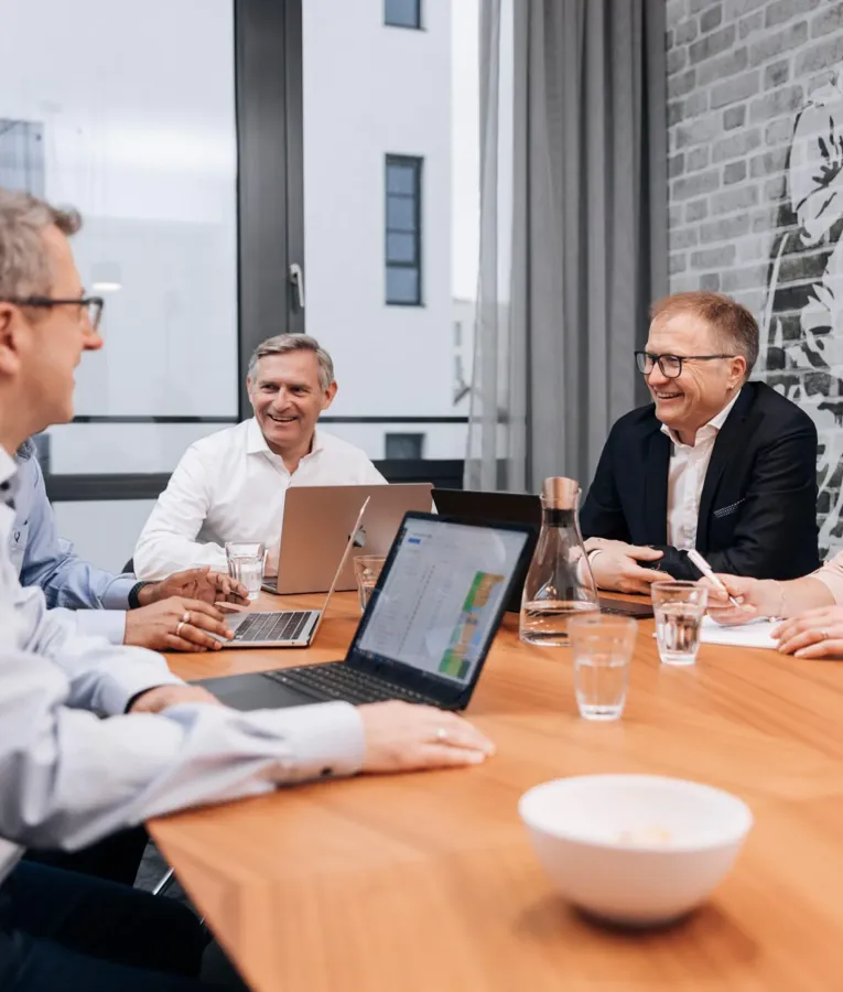 Ledelsesteamet hos Software4You i strategimøde med fokus på HR-controlling og workforce-analyse med integreret Timegrip-data på skærmen.