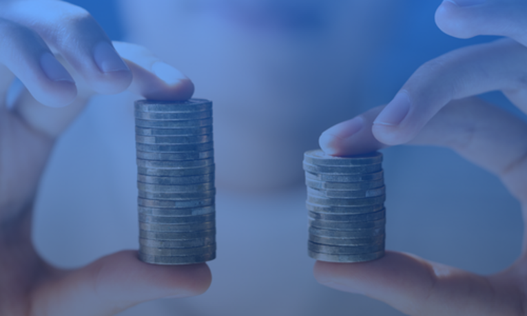 To hænder holder to stakke mønter i forskellig højde som symbol på EU’s direktiv om løngennemsigtighed og ligeløn, med fokus på lønstruktur.