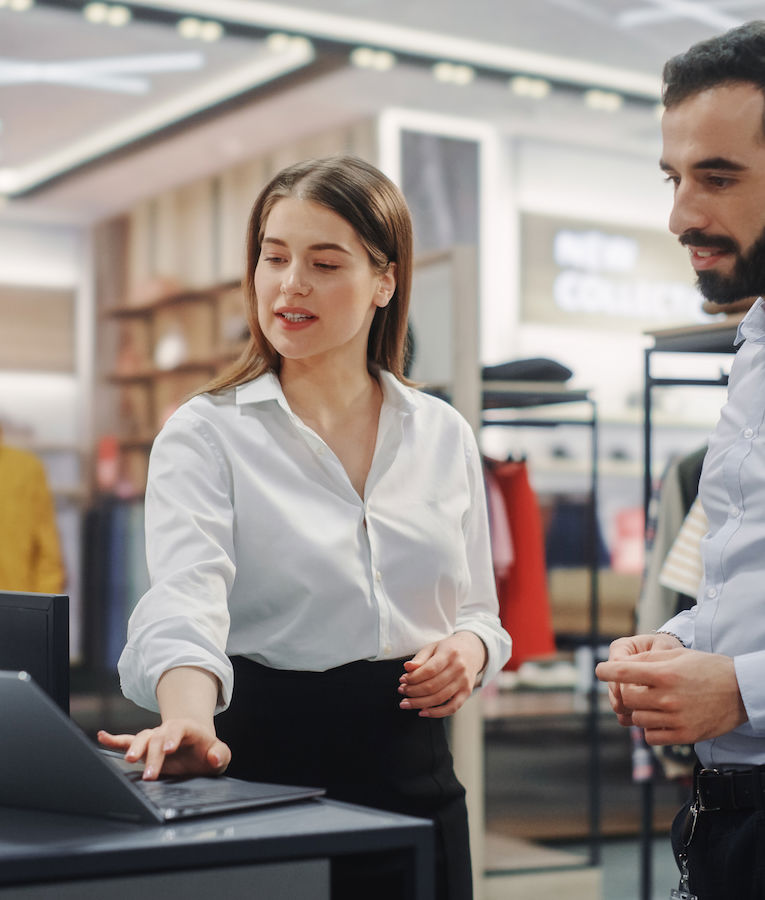 Et mangfoldigt butiksteam arbejder sammen og udvikler strategier for et succesfuldt projekt.