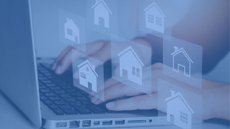 Medarbejder arbejder ved computer som tegn på digitaliseringen i boligorganisationer i 2026