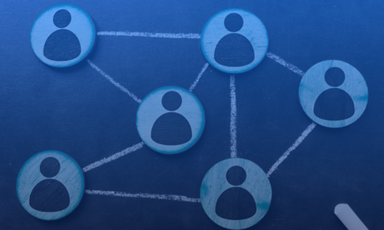 Connected icons of people drawn on a whiteboard, symbolising organisation, HR structure, and collaboration in relation to the EU’s pay transparency and pay policy requirements.